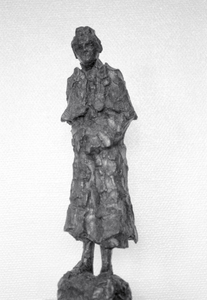 828150 Afbeelding van het bronzen beeld 'De Diacones', gemaakt door Jits Bakker, in de hal van het Diakonessenhuis ...